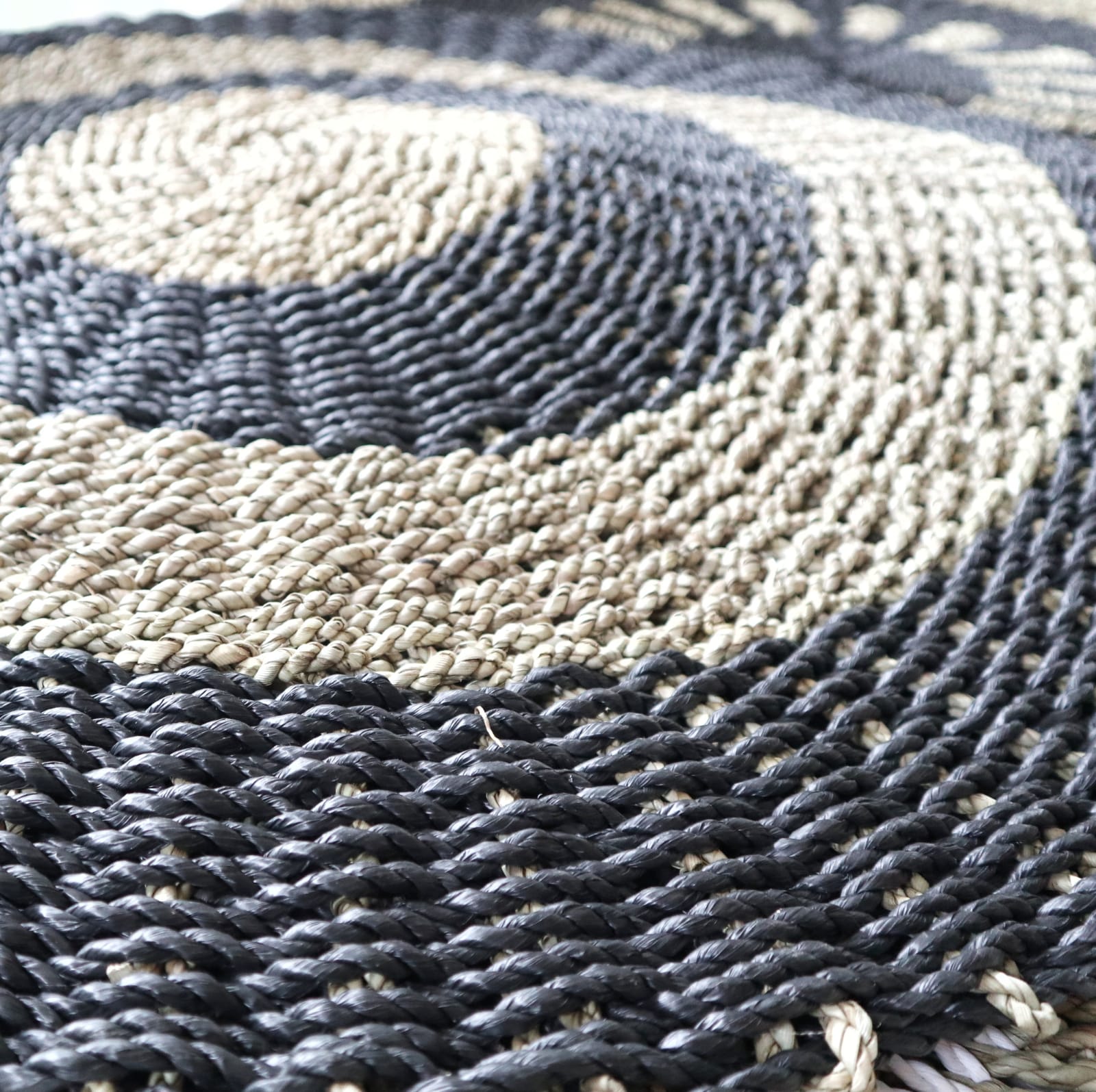 Round Seagrass Black & Tan - Circles - 1m-